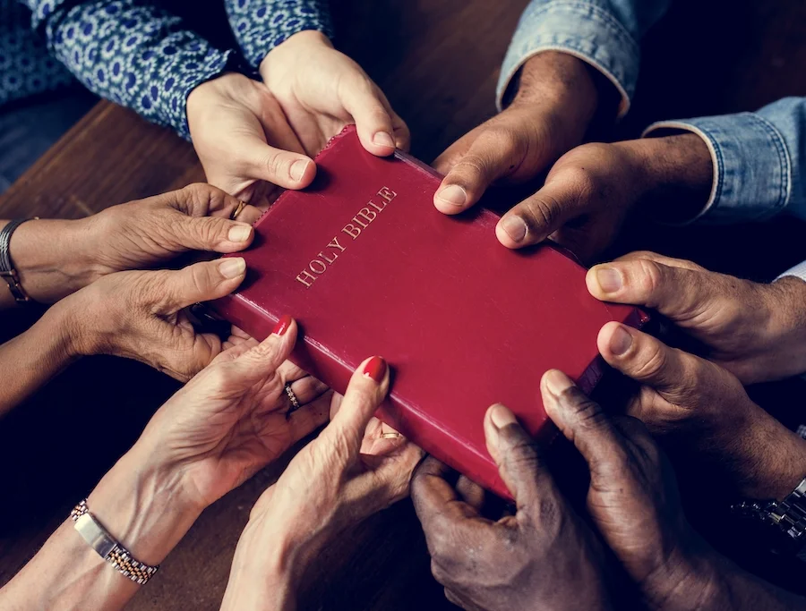 Die Lehre „ausschließlich der Bibel“ – sola scriptura unter protestantischen Gruppen